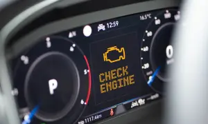 Kontrolka "Check Engine" świeci się na desce rozdzielczej. Dowiedz się, jak skasować błąd check engine bez komputera.