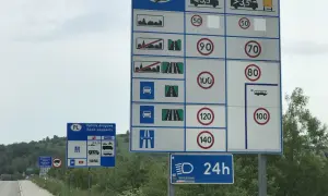 Znaki drogowe w Polsce informują, ile może jechać tir na autostradzie. Ciężarówki powyżej 3,5 tony mają ograniczenie do 80 km/h.