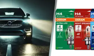 Ciemny samochód na mokrej drodze, jego światła mijania rozświetlają mgłę. Obok opakowania żarówek OSRAM H4.