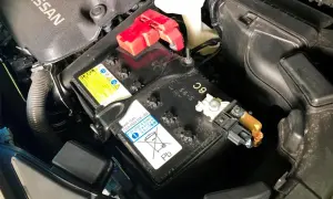 Akumulator Nissan z oznaczeniem Pb, gotowy do zwrotu w ramach kaucji za akumulator.
