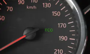 Zielona ikona "ECO" na desce rozdzielczej informuje, co to jest tryb eco w samochodzie – sygnalizuje ekonomiczną jazdę.