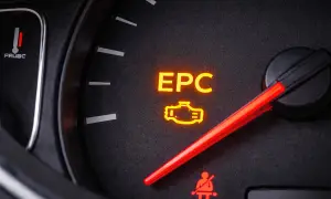 Świeci się kontrolka EPC w Volkswagenie, sygnalizując problem z silnikiem. Czas na wizytę w serwisie.