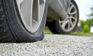 Zimne powietrze uciekło z opony, tworząc wyraźny guz.