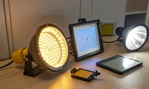 Różne rodzaje oświetlenia LED, w tym okrągły reflektor z żółtymi diodami, kwadratowy panel z niebieskimi diodami i tradycyjna żarówka symbol.