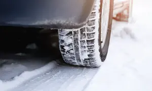 Zimowe opony na śniegu. Czas pomyśleć, kiedy zmienić opony zimowe na letnie, gdy śnieg zaczyna topnieć.