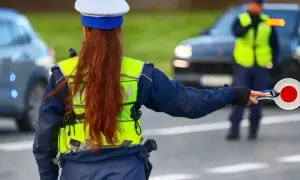 Policjantka zatrzymuje kierowcę. Przekroczenie prędkości o 15 km/h to mandat.