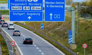 Niemcy, autostrada bez ograniczeń. Znaki kierują do Salzburga, Norymbergi, Stuttgartu, Augsburga i centrum Monachium.