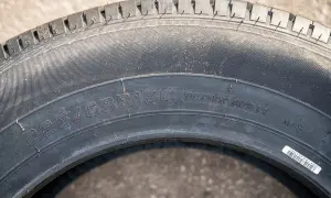 Oznaczenia na oponach: 225/65R16C 112/110T 8PR LT M+S. Widoczne są szczegółowe parametry techniczne.