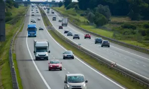 Ruch na autostradzie, gdzie samochody jadą różnymi pasami. Pytanie, czy na autostradzie można wyprzedzać z prawej strony, pozostaje otwarte.