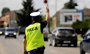 Policjant kieruje ruchem, zatrzymując pojazdy. Może to być kontrola prędkości lub jazda bez rejestracji.