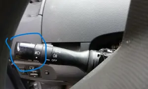 Przełącznik świateł w samochodzie Toyota Yaris. Widać ikonę reflektora i pozycję "OFF".