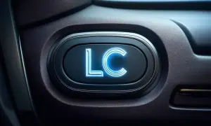 Przycisk "LC" z niebieskim podświetleniem, gotowy do aktywacji launch control.