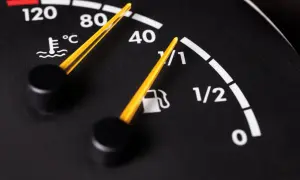 Wskaźnik temperatury silnika pokazuje przegrzewanie, a wskaźnik paliwa jest bliski zera. To znak, że jest **brak płynu chłodniczego**.