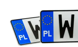 Dwie polskie tablice rejestracyjne z symbolem UE. Brak tablic grozi mandatem.