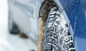 Opony zimowe na samochodzie w śnieżnej Słowacji, gotowe na trudne warunki drogowe.