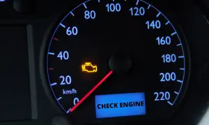 Kontrolka "Check Engine" świeci się, sugerując problem z zaworem EGR lub innym elementem silnika.