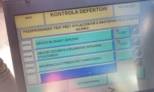 Wyświetla kody błędów DTC Renault: obwód blokady zapłonu, czujnik spalania stukowego, prędkość samochodu.