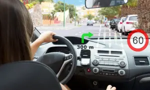 System rozpoznawania znaków drogowych pokazuje skręt w prawo za 300 m i ograniczenie prędkości do 60 km/h.