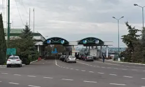 Kolejka samochodów na przejściu granicznym. Czy to winieta? Nie, to kontrola celna.