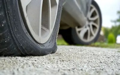 Zimne powietrze uciekło z opony, tworząc wyraźny guz.