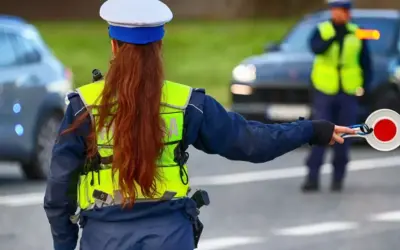 Policjantka zatrzymuje kierowcę. Przekroczenie prędkości o 15 km/h to mandat.