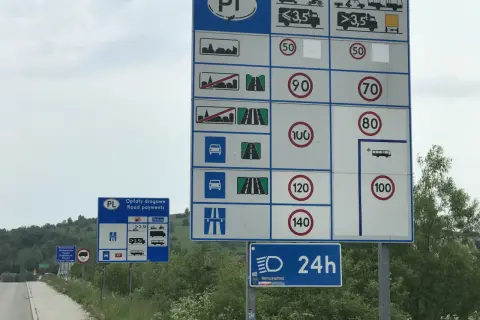 Znaki drogowe w Polsce informują, ile może jechać tir na autostradzie. Ciężarówki powyżej 3,5 tony mają ograniczenie do 80 km/h.