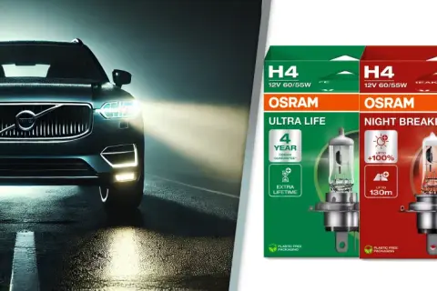 Ciemny samochód na mokrej drodze, jego światła mijania rozświetlają mgłę. Obok opakowania żarówek OSRAM H4.