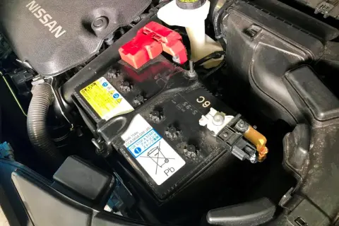 Akumulator Nissan z oznaczeniem Pb, gotowy do zwrotu w ramach kaucji za akumulator.