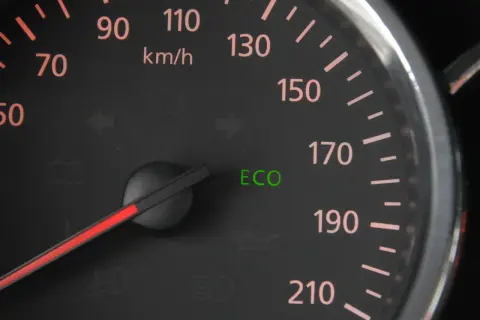 Zielona ikona "ECO" na desce rozdzielczej informuje, co to jest tryb eco w samochodzie – sygnalizuje ekonomiczną jazdę.