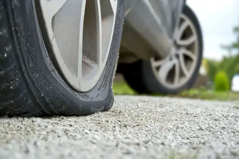 Zimne powietrze uciekło z opony, tworząc wyraźny guz.