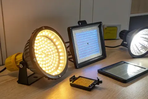 Różne rodzaje oświetlenia LED, w tym okrągły reflektor z żółtymi diodami, kwadratowy panel z niebieskimi diodami i tradycyjna żarówka symbol.