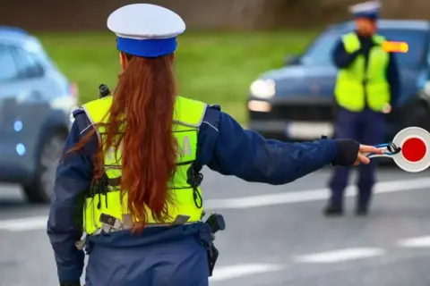 Policjantka zatrzymuje kierowcę. Przekroczenie prędkości o 15 km/h to mandat.