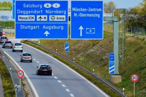 Niemcy, autostrada bez ograniczeń. Znaki kierują do Salzburga, Norymbergi, Stuttgartu, Augsburga i centrum Monachium.