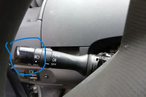 Przełącznik świateł w samochodzie Toyota Yaris. Widać ikonę reflektora i pozycję "OFF".