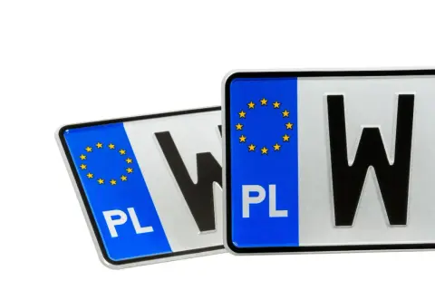 Dwie polskie tablice rejestracyjne z symbolem UE. Brak tablic grozi mandatem.