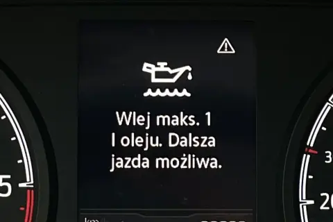 Kontrolka z symbolem oleju i komunikatem "Wlej maks. 1 l oleju. Dalsza jazda możliwa." ostrzega przed niskim poziomem oleju w silniku.