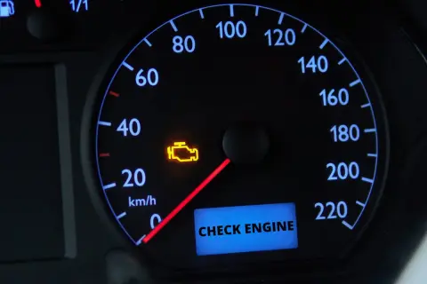 Kontrolka "Check Engine" świeci się, sugerując problem z zaworem EGR lub innym elementem silnika.