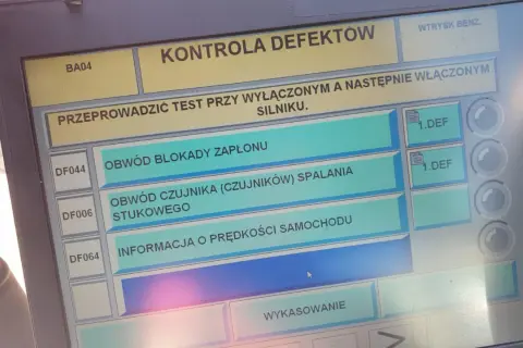 Wyświetla kody błędów DTC Renault: obwód blokady zapłonu, czujnik spalania stukowego, prędkość samochodu.