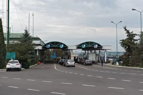 Kolejka samochodów na przejściu granicznym. Czy to winieta? Nie, to kontrola celna.