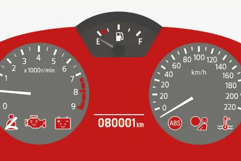Kontrolka temperatury oleju jest wyłączona. Na desce rozdzielczej widać też wskaźnik paliwa, obrotomierz, prędkościomierz i inne kontrolki.