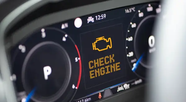 Kontrolka "Check Engine" świeci się na desce rozdzielczej. Dowiedz się, jak skasować błąd check engine bez komputera.