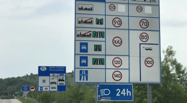 Znaki drogowe w Polsce informują, ile może jechać tir na autostradzie. Ciężarówki powyżej 3,5 tony mają ograniczenie do 80 km/h.