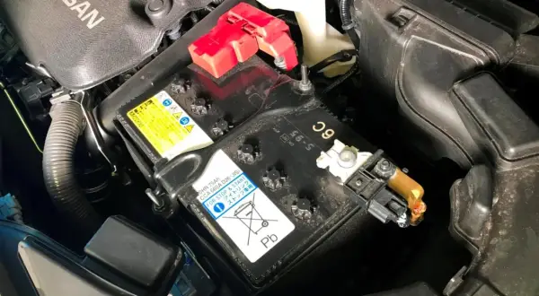 Akumulator Nissan z oznaczeniem Pb, gotowy do zwrotu w ramach kaucji za akumulator.