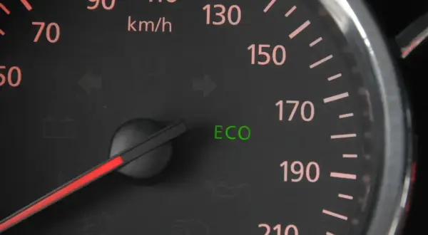 Zielona ikona "ECO" na desce rozdzielczej informuje, co to jest tryb eco w samochodzie – sygnalizuje ekonomiczną jazdę.