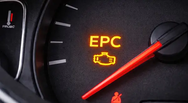 Świeci się kontrolka EPC w Volkswagenie, sygnalizując problem z silnikiem. Czas na wizytę w serwisie.