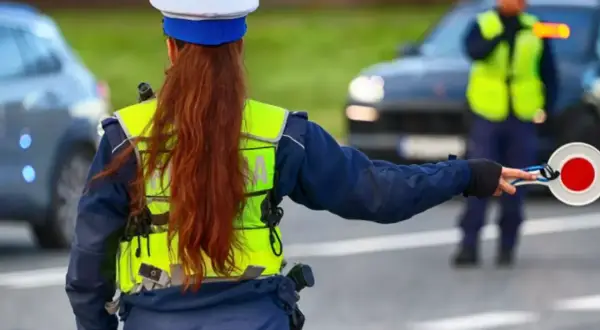 Policjantka zatrzymuje kierowcę. Przekroczenie prędkości o 15 km/h to mandat.