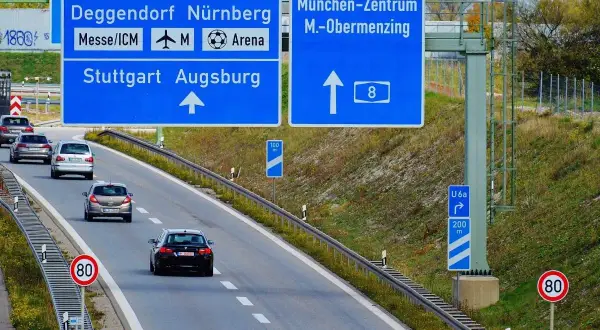 Niemcy, autostrada bez ograniczeń. Znaki kierują do Salzburga, Norymbergi, Stuttgartu, Augsburga i centrum Monachium.