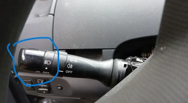 Przełącznik świateł w samochodzie Toyota Yaris. Widać ikonę reflektora i pozycję "OFF".