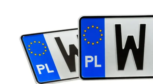Dwie polskie tablice rejestracyjne z symbolem UE. Brak tablic grozi mandatem.