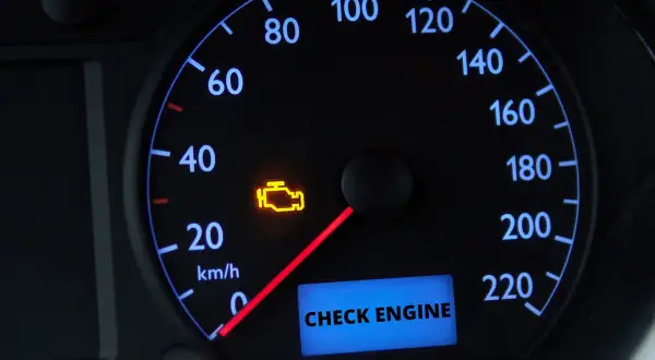 Kontrolka "Check Engine" świeci się, sugerując problem z zaworem EGR lub innym elementem silnika.